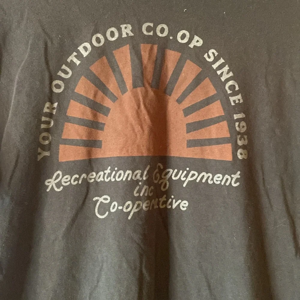 REI‎ logo short sleeve tee